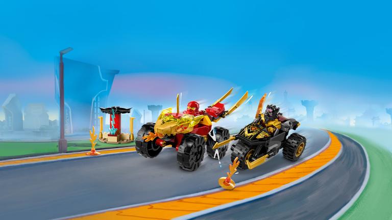 LEGO® NINJAGO®  Verfolgungsjagd mit Kais Flitzer und Ras' Motorrad